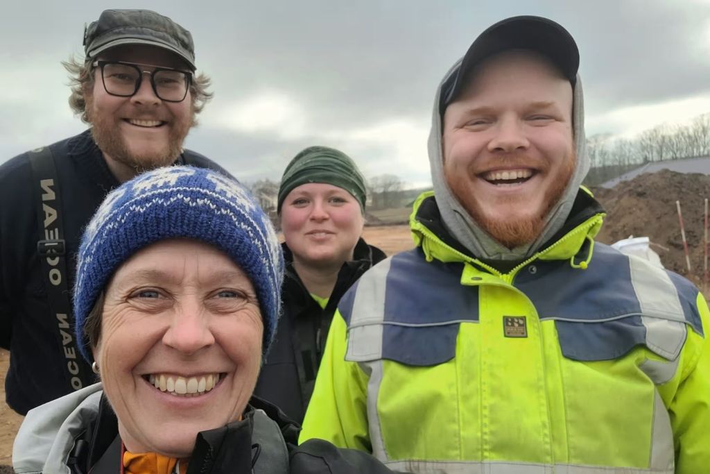 Sidsel Wåhlin, en primer plano a la izquierda, y Andreas Bo Nielsen, a la derecha, junto a sus compañeros del equipo de excavación Jeppe Skovgaard y Julie Baunvig Aagaard