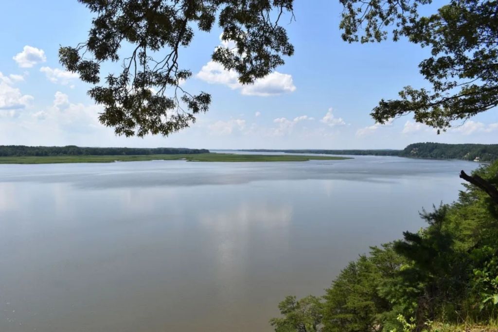 Uno de los asentamientos se encuentra sobre un promontorio elevado junto al río Rappahannock, desde donde se habría dominado visualmente gran parte del valle fluvial