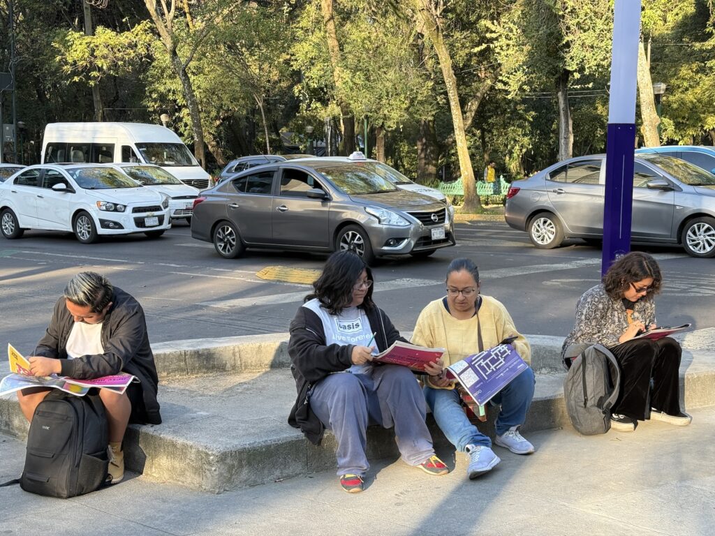 Personas resolviendo el crucigrama de Chilango Diario para ganar un abono del Corona Capital 2025.