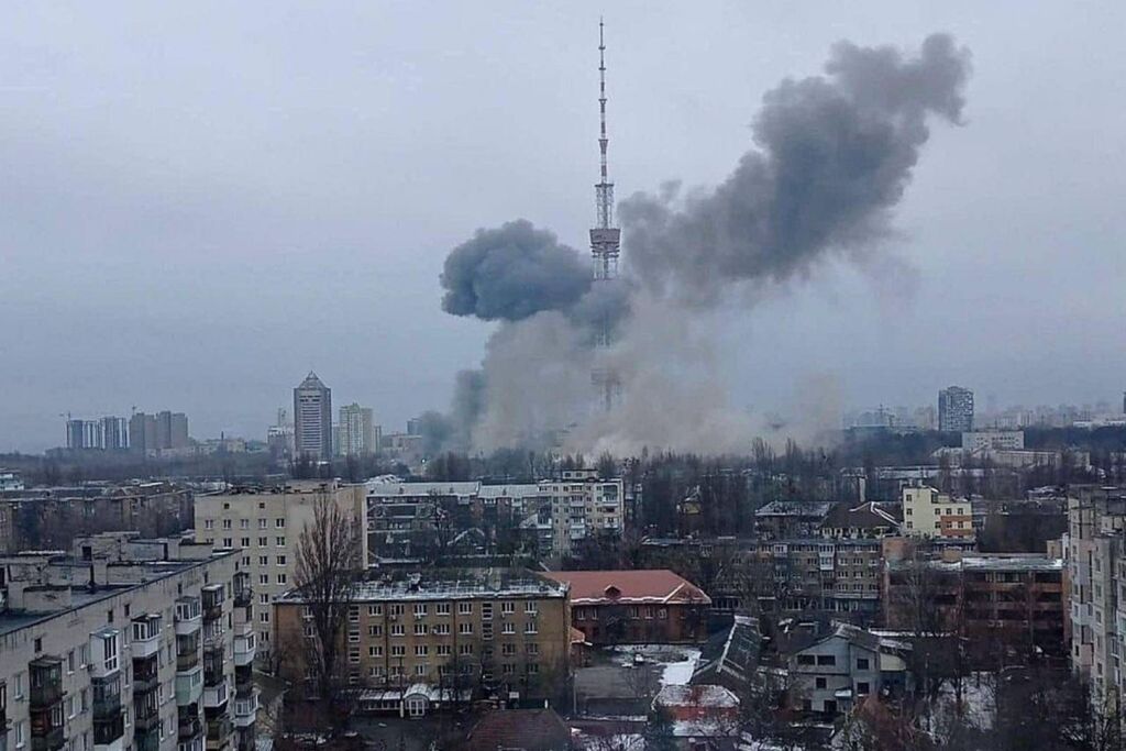 Ataque aéreo ruso contra infraestructuras de comunicación en Kiev, registrado el 1 de marzo de 2022