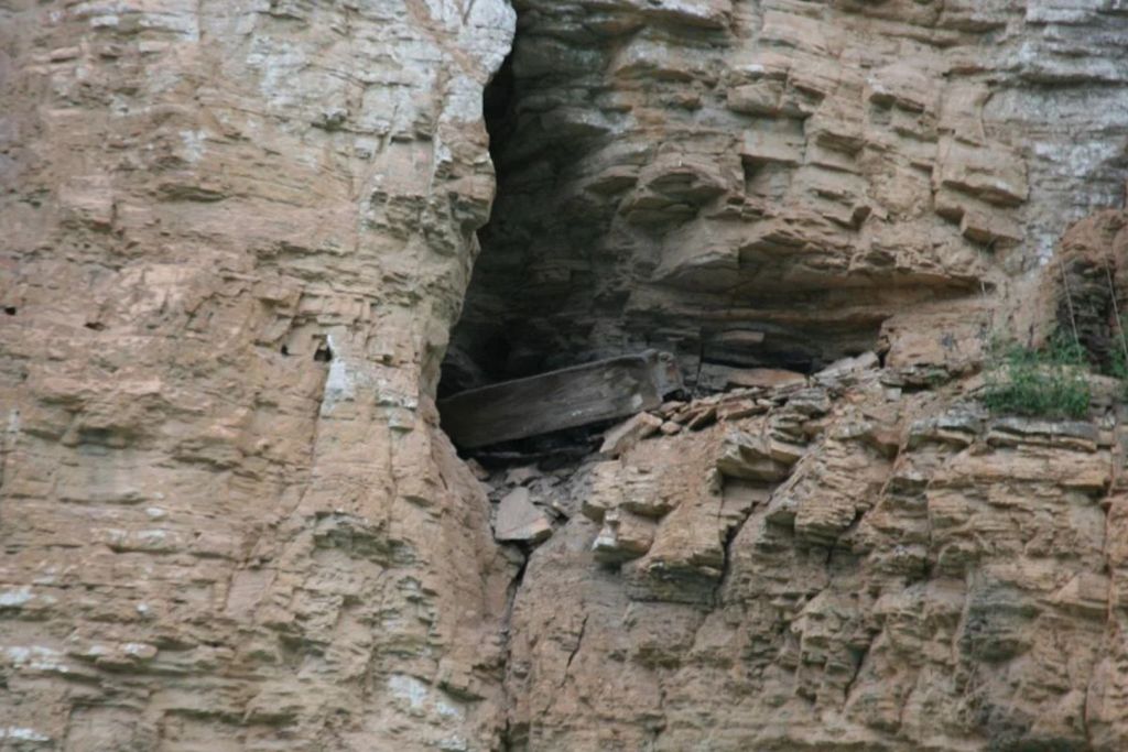 Ataúdes colgantes a lo largo del río Yangtsé, en China: féretros de madera ubicados en cuevas de acantilado como parte de una antigua tradición funeraria que perduró durante siglos