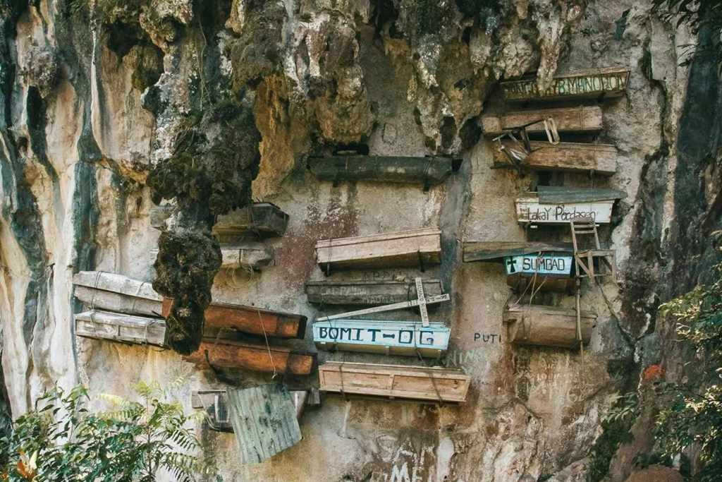Ataúdes colgantes en los acantilados de Sagada, en la provincia montañosa de Filipinas