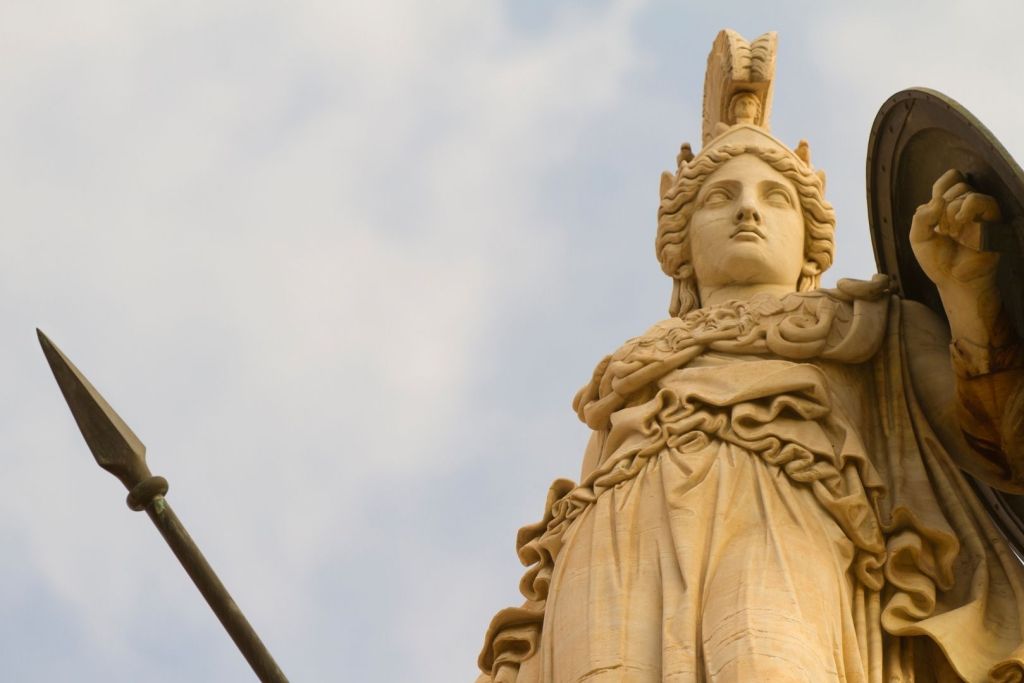 Desde el Olimpo hasta el arte urbano, la figura de Atenea continúa desafiando estereotipos y modelando arquetipos