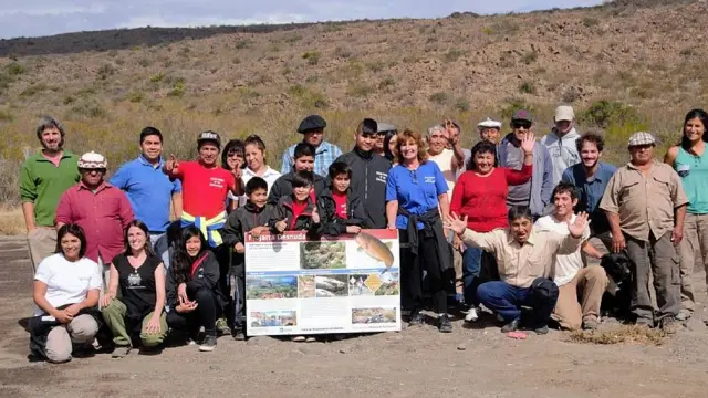 Científicos y niños junto a otros pobladores locales