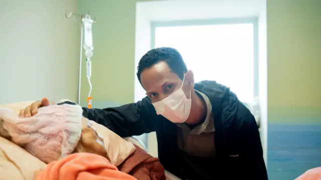 Marcos Roberto Alencar da Silva con su madre, Marina, en el hospital.