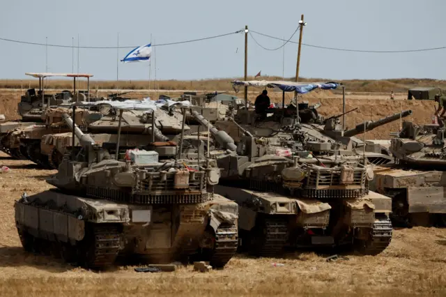 Tanques israelíes están posicionados cerca de la frontera entre Israel y Gaza, en Israel.