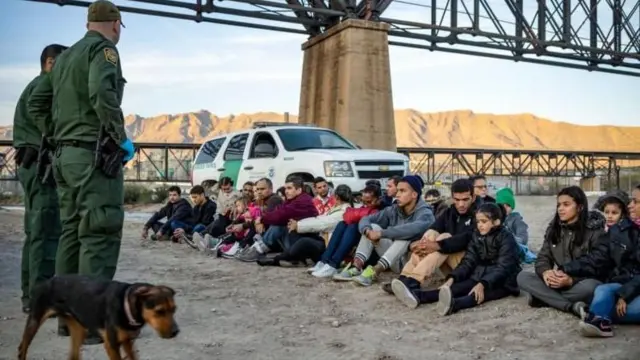 varios migrantes detenidos por agentes de la patrulla fronteriza