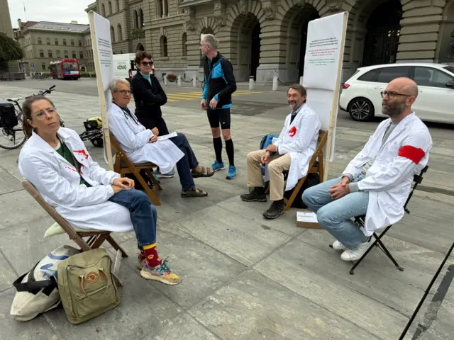 Los doctores Michele Ghielmini, Brenno Balestra, Alessandra Guaita y Marco Franzi se sientan frente al edificio del Parlamento suizo al inicio de su huelga de hambre por Gaza, pidiendo a su gobierno que aplique sanciones específicas a Israel por sus presuntas violaciones del derecho internacional y que reconozca un Estado palestino, en Berna, Suiza, el 8 de septiembre de 2025.