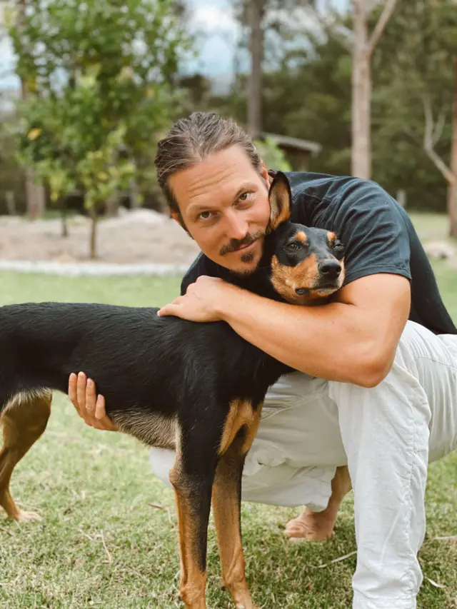 Alex Pullin abraza a su perro