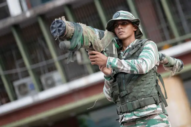 Un soldado venezolano con un lanzacohetes.