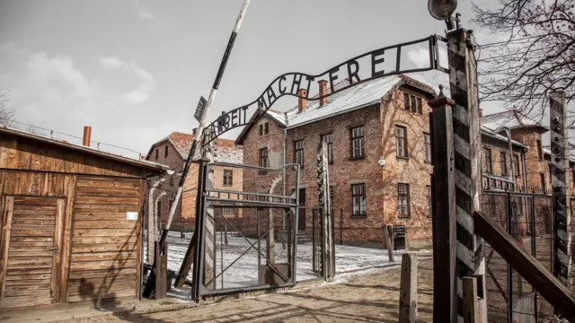 La entrada principal de Auschwitz con su infame frase 
