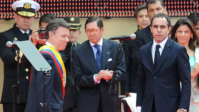 El entonces presidente del Congreso colombiano Armando Benedetti (a la derecha) junto al recién juramentado presidente colombiano Juan Manuel Santos (a la izquierda) durante su toma de posesión en la Plaza Bolívar de Bogotá el 7 de agosto de 2010.