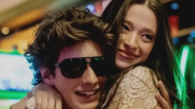 Mikey Madison interpreta a Anora Mikheeva y Mark Eidelstein a Vanya en la película Anora, la gran ganadora de los Oscar 2025.