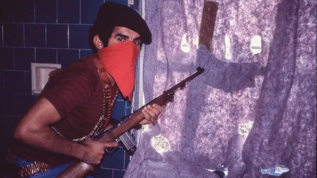 Guerrillero del M-19 durante la toma de la embajada de República Dominicana en 1980. 