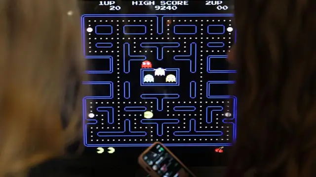Imagen del laberinto con todos los personajes de Pac-Man.