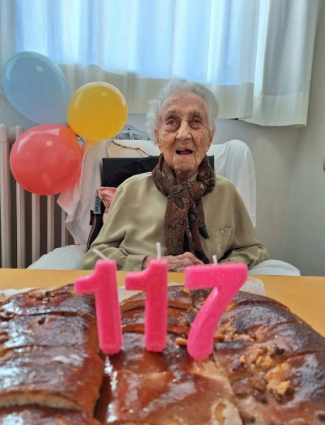 María celebrando su cumpleaños número 117.