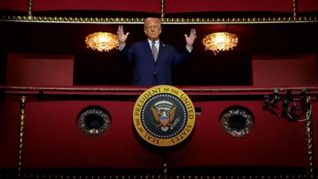 Trump abre los brazos en un palco del Centro Kennedy en un evento reciente.