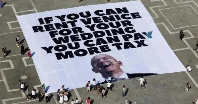 Manifestantes en Venecia con un cartel dirigido a Jeff Bezos en junio, que decía: 