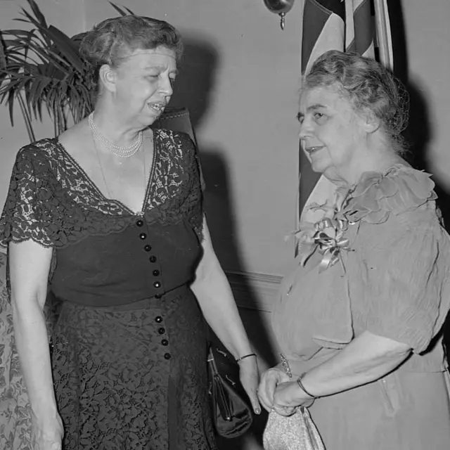 Edith Wilson junto a la exprimera dama Eleanor Roosevelt.