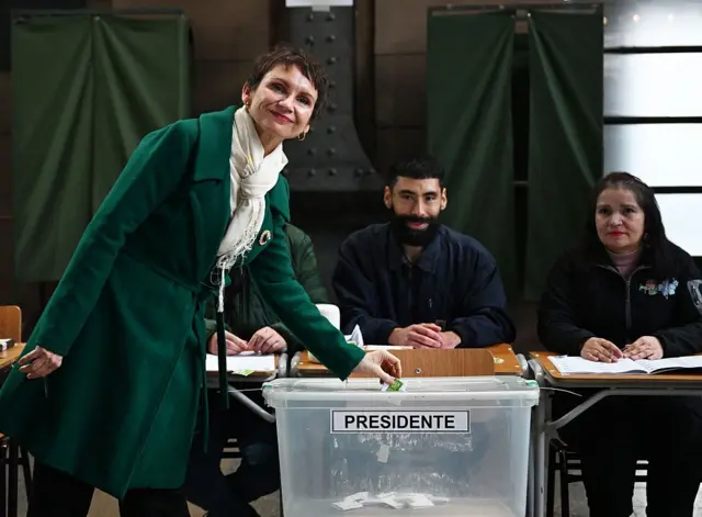 Carolina Tohá vota en la primaria presidencial de Chile
