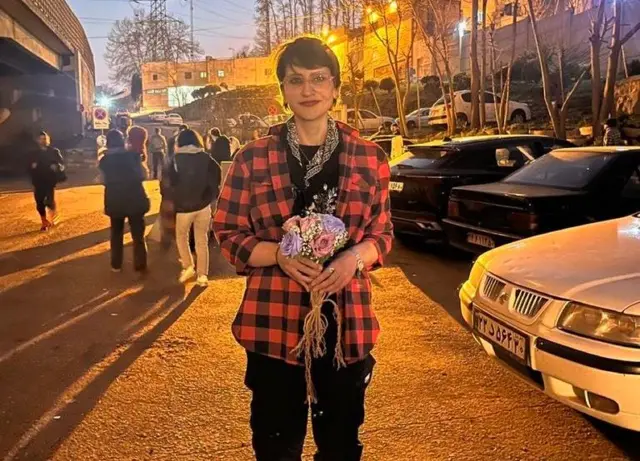 Motahareh Goonei de pie en la calle.