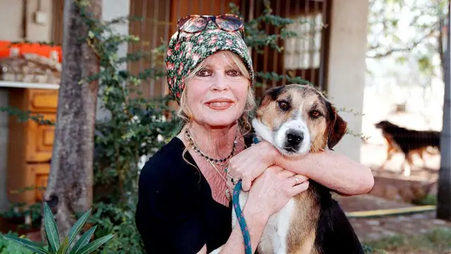 La activista por los derechos de los animales Brigitte Bardot visita su refugio canino 