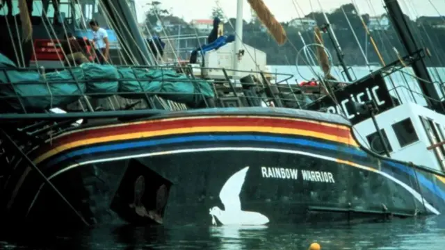 Rainbow Warrior medio hundido