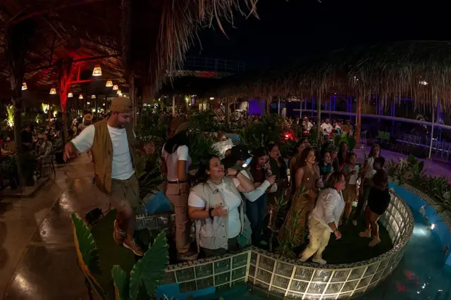 Escena de un grupo de amigos en un cumpleaños en Maracaibo.