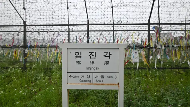 Un cartel que indica la distancia entre la ciudad norcoreana de Kaesong y la capital surcoreana, Seúl.