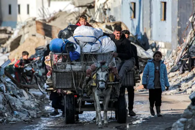 Palestinos traslando sus enseres en un carro tirado por un burro.