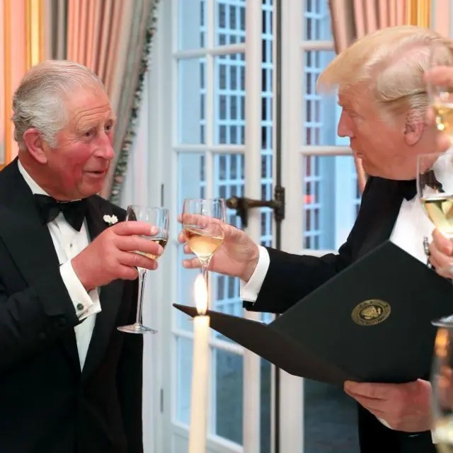 Foto de archivo de 2019: El rey Carlos y el presidente Trump brindan con dos copas de vino.