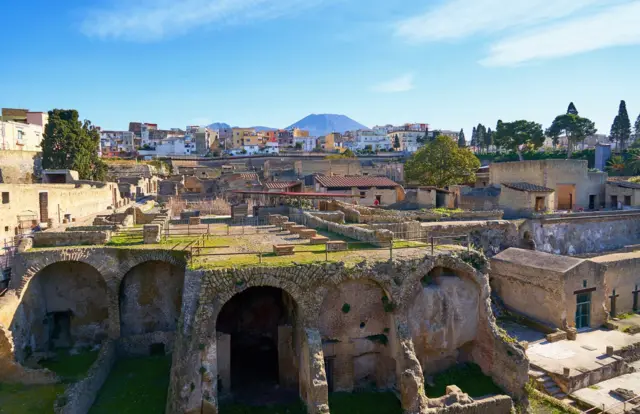 Vista de las excavaciones arqueológicas de Herculano, Patrimonio de la Humanidad por la UNESCO, cerca de la moderna ciudad de Nápoles, en la región de Campania, Italia.