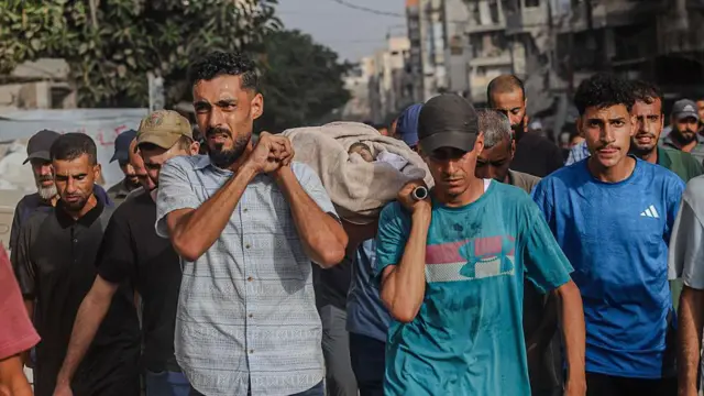 Funeral de una persona presuntamente muerta durante un ataque al intentar acceder a alimentos.