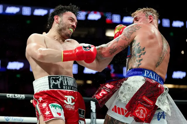 Chávez Jr. y Jake Paul en su pelea en Anaheim