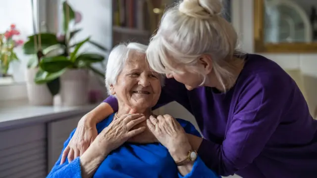 Una hija abraza a su madre con Alzhéimer
