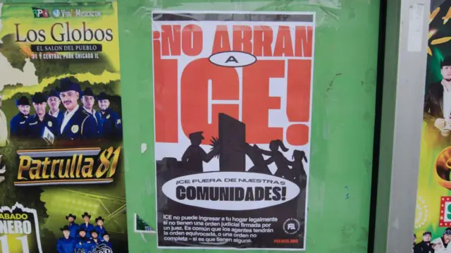 Cartel en Chicago advirtiendo sobre las redadas de ICE