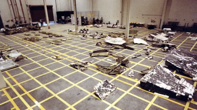 Trozos del transbordador espacial en un hangar para su estudio.