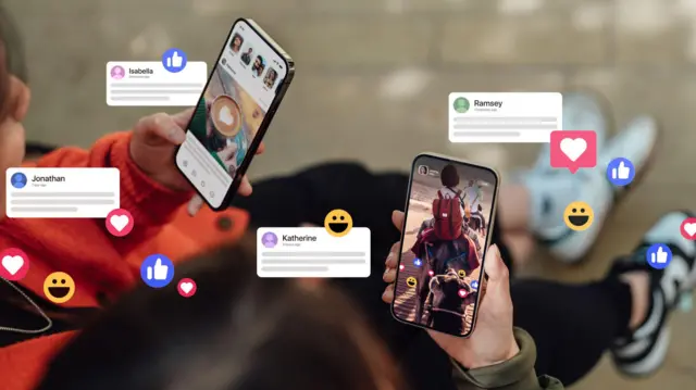 dos personas compartiendo contenido en redes sociales.
