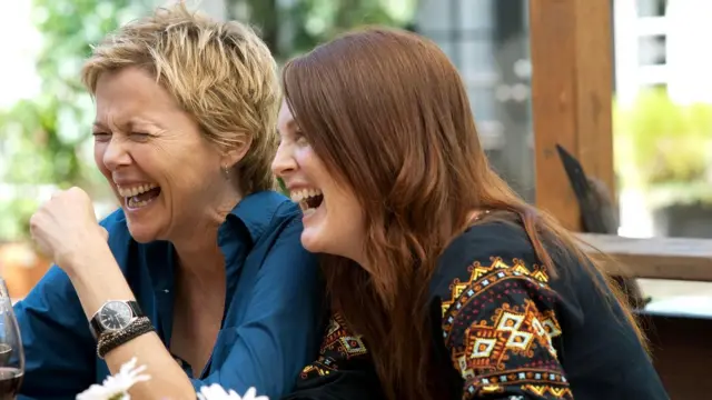 Escena de la película con dos madres riéndose