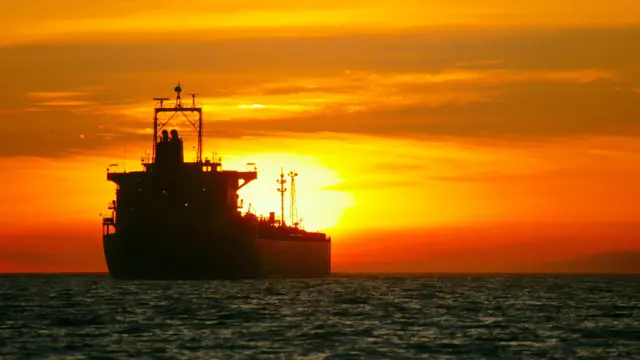 Un tanquero al atardecer.