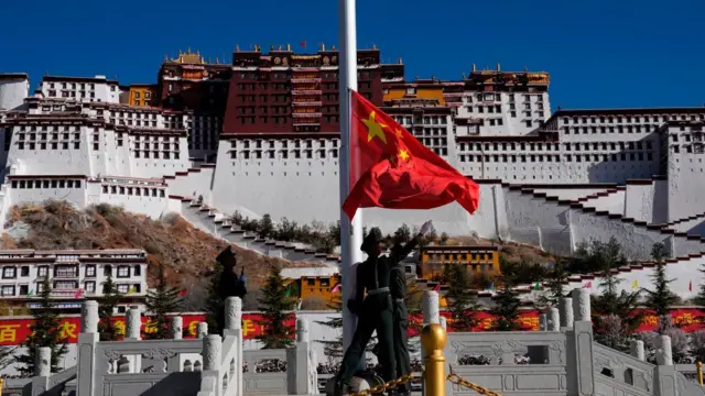 Una bandera china ondea prominentemente frente al Palacio de Potala en Lhasa, sede tradicional del poder del Dalai Lama.