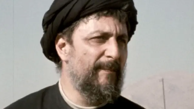 Foto de Musa al-Sadr. Tiene barba y un turbante negro y su mirada es pensativa   