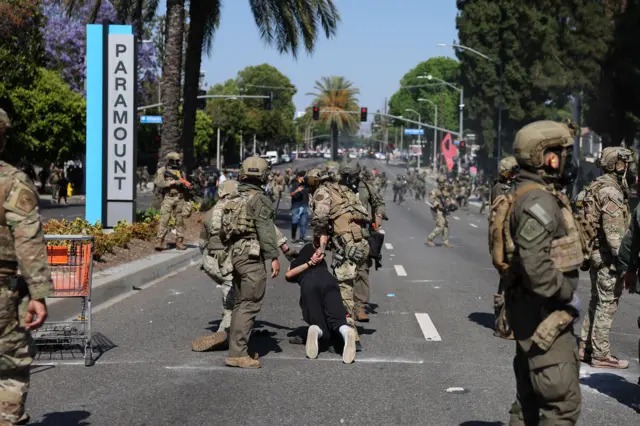 Un manifestante es arrestado durante un enfrentamiento con agentes federales cerca de un Home Depot después de una redada realizada por el Servicio de Inmigración y Control de Aduanas (ICE) en Paramount, California, EE. UU., el 7 de junio de 2025.