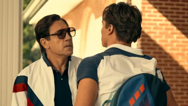 Javier Bardem como José Menéndez, Nicholas Chavez como Lyle Menéndez en el primer episodio de 