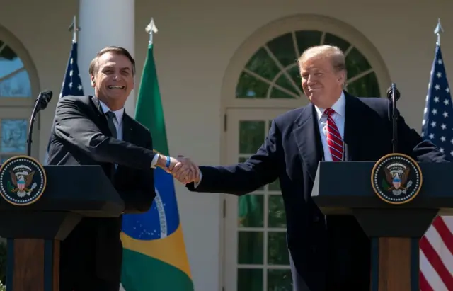 Jair Bolsonaro saluda a Donald Trump en la Casa Blanca