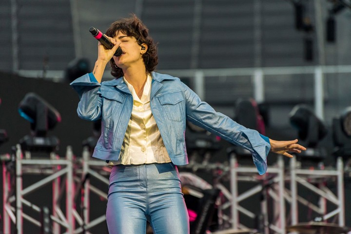 Zoe Gotusso en vivo en Riover, cuando cantó como telonera de Coldplay en varias fechas. Foto gentileza DF