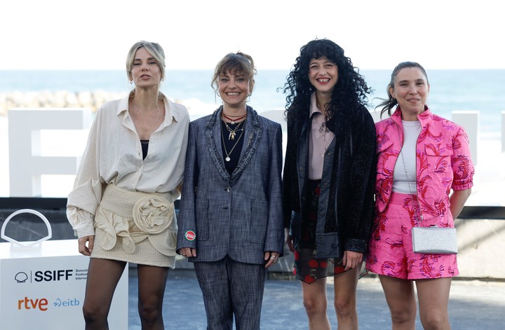 Dolores Fonzi posa junto a las actrices Julieta Cardinali, Camila Plaate y Laura Paredes, tras presentar su película 'Belén', en la Sección Oficial del Festival de la 73 edición del Festival Internacional de Cine de San Sebastián. Foto: EFE