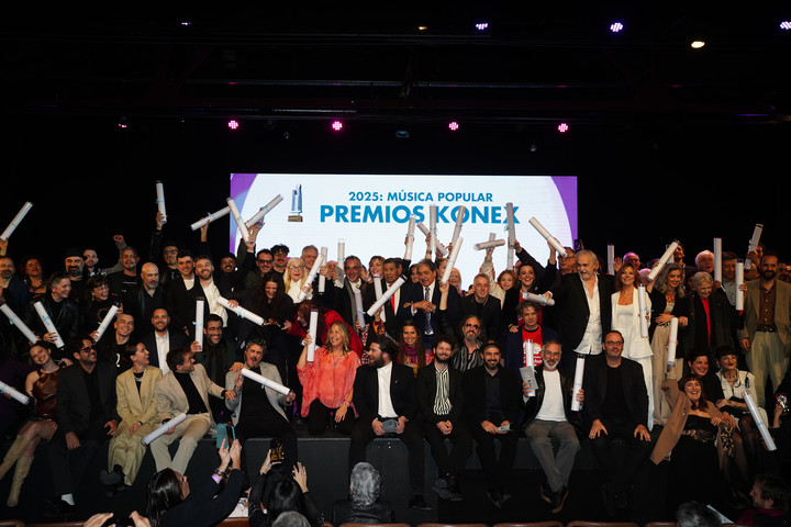 Todos los artistas que asistieron a la ceremonia de los Premios Konex a la Música Popular comn sus diplomas. Foto Marcelo Carroll