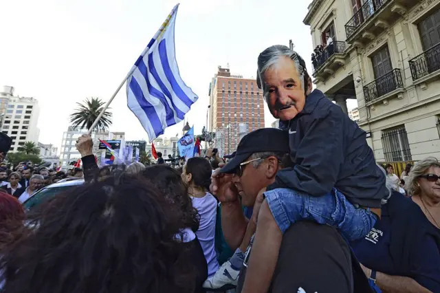 Un niño con una máscara de Mujica.