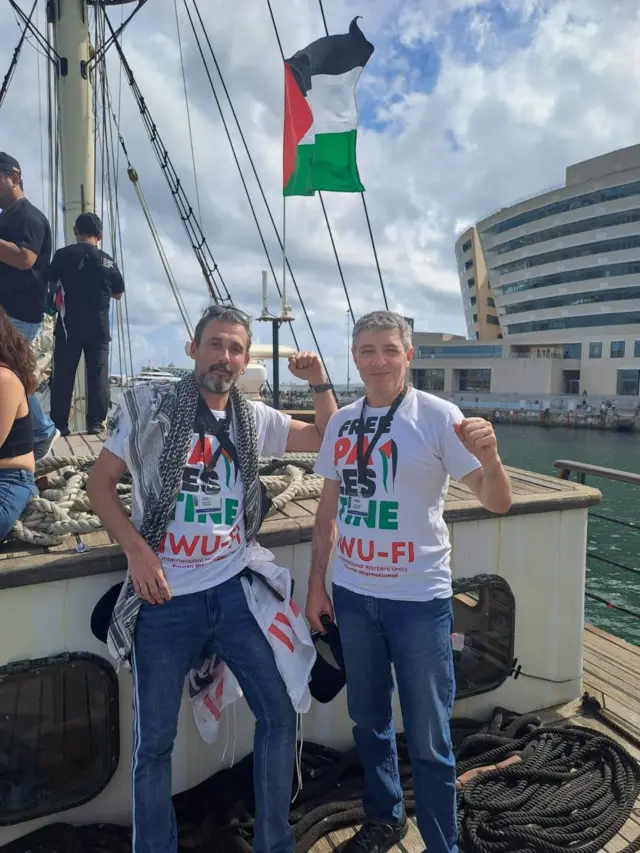 Ezequiel Peressini (izquierda) y el diputado nacional de Argentina Juan Carlos Giordano a bordo de la flotilla.